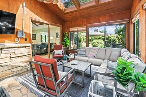 Smart TV, books, music library, stereo - Central Omaha Pool w/ Spa Oasis + Fire Pit + 3 Living Rooms (Omaha)