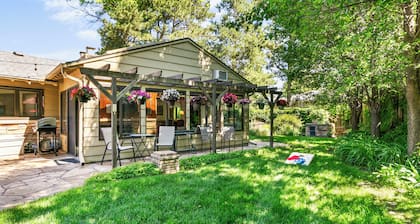 Central Omaha Pool w/ Spa Oasis + Fire Pit + 3 Living Rooms