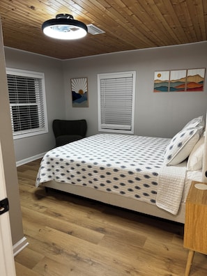 A bedroom with a bed, a ceiling fan, a wall-mounted air conditioner, and a window with blinds. - Scenic views, Fire Pit, Cozy
Close to the Buffalo National River
Pet friendly (Marshall)