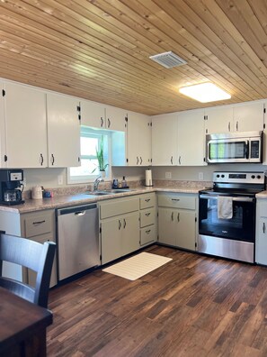 Fridge, microwave, oven, stovetop - Scenic views, Fire Pit, Cozy
Close to the Buffalo National River
Pet friendly (Marshall)