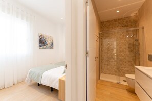 Een haardroger, handdoeken