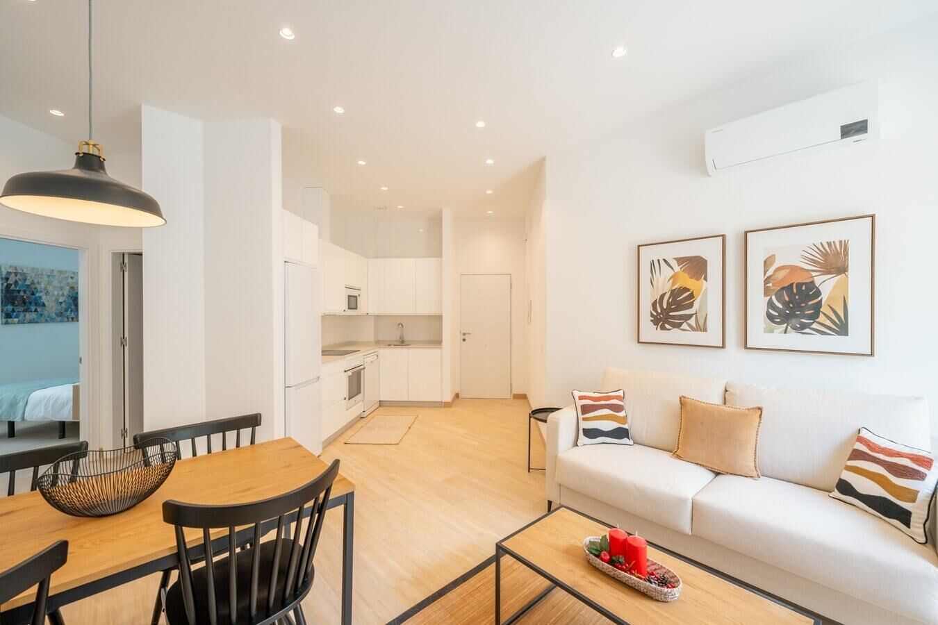 Un apartamento moderno con comedor, cocina y sala de estar.