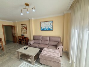 TV, books - Apartamento Azucarera by Solset (Torre del Mar)