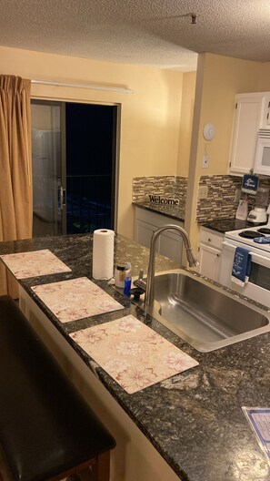 Kylskåp, mikrovågsugn, ugn och spishäll