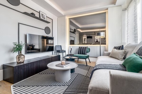 TV - Wonder - 3 bedrooms in Chamberí (Madrid)