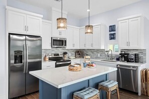 冷蔵庫、電子レンジ、オーブン、コンロ