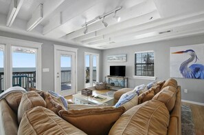 TV, fireplace - Pelican's Landing--Waterfront Home Close To Kemah Boardwalk! (Seabrook)