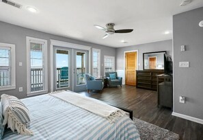 3 bedrooms, iron/ironing board, travel crib, WiFi - Pelican's Landing--Waterfront Home Close To Kemah Boardwalk! (Seabrook)