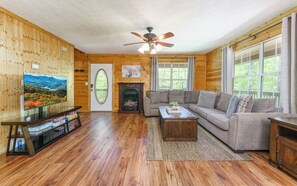 Smart TV, fireplace, video games, books - Mountain Dreams 1430 - Fire pit & hot tub! (Sevierville)