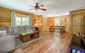 Smart TV, fireplace, video games, books - Mountain Dreams 1430 - Fire pit & hot tub! (Sevierville)