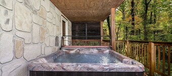 North Ridge Place - Fireplace, hot tub, and games!