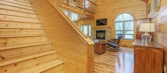 Peacewood - Fire pit, hot tub, private yard, comfy beds, and more!
