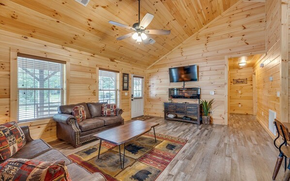 TV, fireplace - Bright, airy spaces and a hot tub! - Bear Clubhouse (Pigeon Forge)