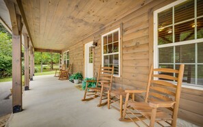 Terrace/patio - Bright, airy spaces and a hot tub! - Bear Clubhouse (Pigeon Forge)