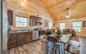 Fridge, microwave, oven, stovetop - Bright, airy spaces and a hot tub! - Bear Clubhouse (Pigeon Forge)