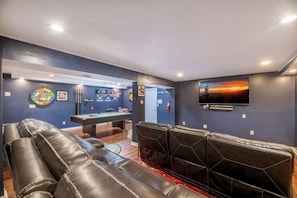 Game room - Hidden Hollow Lodge - Movie Nights, Game Fun, Fireside Stories & Hot Tub Soaks (Sevierville)