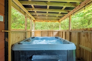 Indoor spa tub - Hidden Hollow Lodge - Movie Nights, Game Fun, Fireside Stories & Hot Tub Soaks (Sevierville)