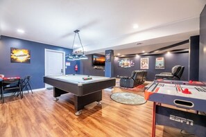 Game room - Hidden Hollow Lodge - Movie Nights, Game Fun, Fireside Stories & Hot Tub Soaks (Sevierville)