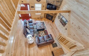 TV, fireplace, video games - The Foxtail Lodge - Bright, open spaces and a hot tub! (Gatlinburg)