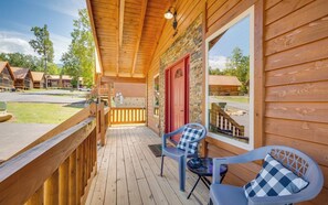 Terrace/patio - The Foxtail Lodge - Bright, open spaces and a hot tub! (Gatlinburg)