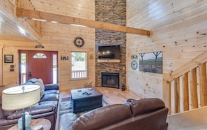 TV, fireplace, video games - The Foxtail Lodge - Bright, open spaces and a hot tub! (Gatlinburg)