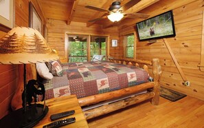 2 bedrooms, free WiFi, bed sheets - Hot tub, Games, and Seclusion! - At Last (Sevierville)