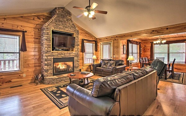 Smart TV, fireplace, ping pong - Gatlinburg Mountain Heaven Retreat - Views, game room, fire pit, and more! (Gatlinburg)