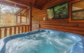 Outdoor spa tub - Gatlinburg Mountain Heaven Retreat - Views, game room, fire pit, and more! (Gatlinburg)