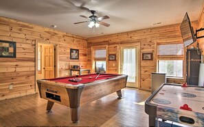 Games room - Gatlinburg Mountain Heaven Retreat - Views, game room, fire pit, and more! (Gatlinburg)