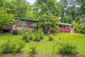 Exterior - Fire pit, games, and a hot tub! - Brenna's Fox Den - (Sevierville)