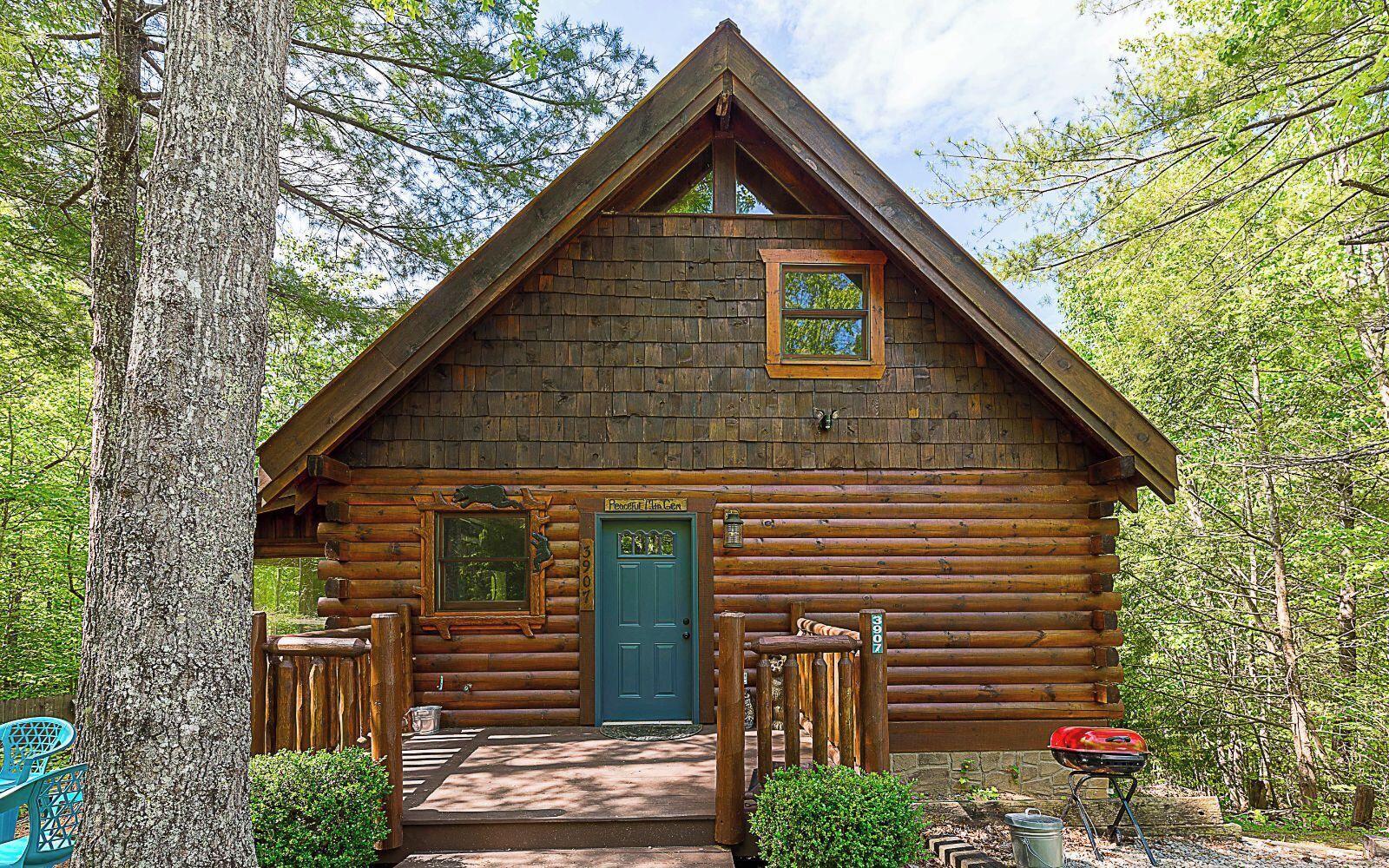 Nestled Inn - Cozy up in comfort with a hot tub and views!