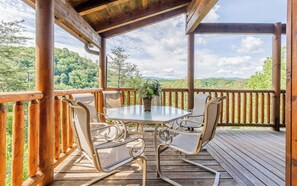 Outdoor dining - Rockytop Hideaway - Mountain views plus a game room! (Townsend)