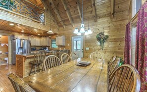 Dining - Rockytop Hideaway - Mountain views plus a game room! (Townsend)