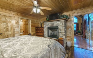 3 bedrooms, free WiFi, bed sheets - Rockytop Hideaway - Mountain views plus a game room! (Townsend)