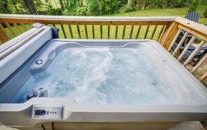 Outdoor spa tub - Paws in the Air - Fire pit, hot tub, and bright spaces! (Pigeon Forge)