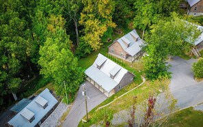 Exterior - Paws in the Air - Fire pit, hot tub, and bright spaces! (Pigeon Forge)