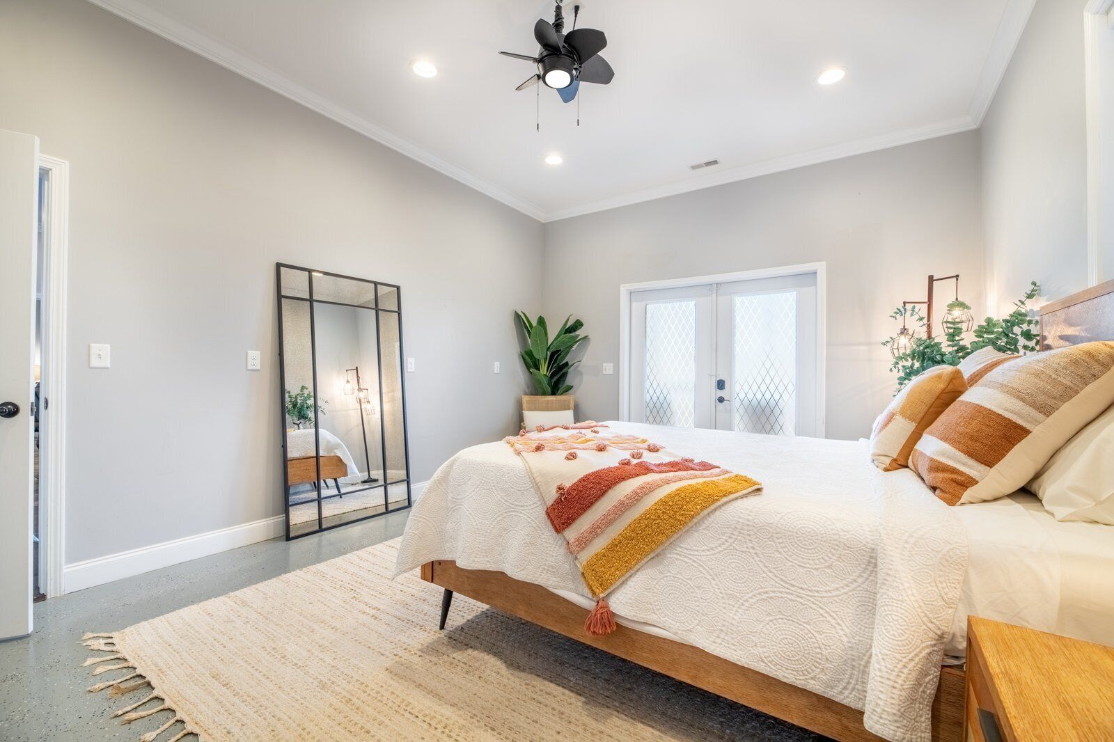 5 bedrooms, free WiFi, bed sheets