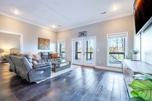 Fireplace, video games, table football, ping pong - Tranquility Paradise - Riverside Hot Tub Soaks, Sips by Firelight & Game Nights (Sevierville)