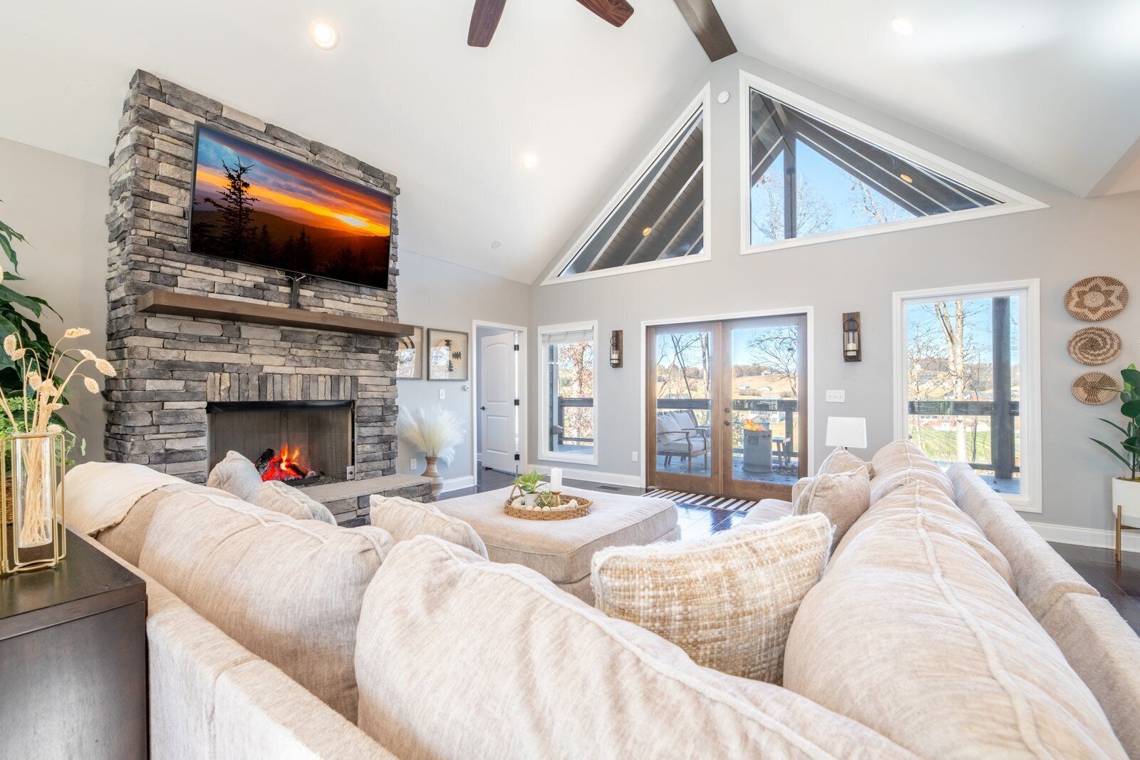 Una chimenea, videojuegos, un futbolín, una mesa de tenis de mesa