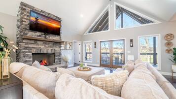 Una chimenea, videojuegos, un futbolín, una mesa de tenis de mesa