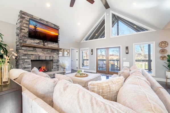 Fireplace, video games, table football, ping pong - Tranquility Paradise - Riverside Hot Tub Soaks, Sips by Firelight & Game Nights (Sevierville)