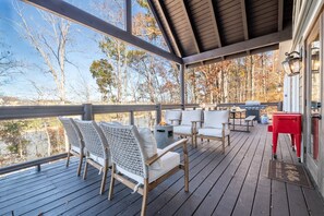 Terrace/patio - Tranquility Paradise - Riverside Hot Tub Soaks, Sips by Firelight & Game Nights (Sevierville)