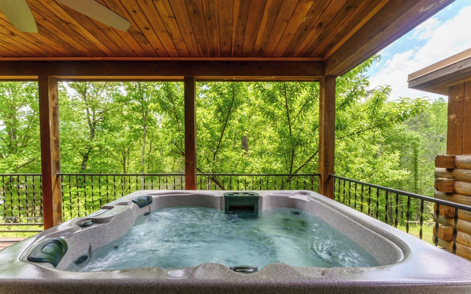 Greenbrier Woods - Cozy fireplace and hot tub!