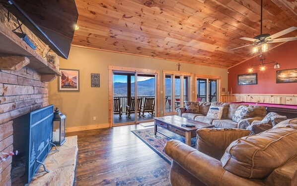 テレビ、暖炉、テレビゲーム