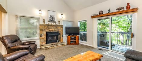 Televisión, chimenea, videojuegos