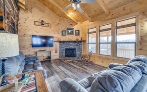 Smart TV, fireplace - The Homestead - Mountain views from your hot tub! (Gatlinburg)