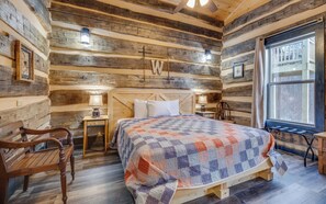 2 bedrooms, desk, free WiFi, bed sheets - The Homestead - Mountain views from your hot tub! (Gatlinburg)