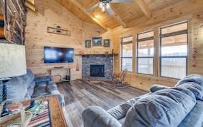 Smart TV, fireplace - The Homestead & The Shed - 2 side-by-side cabins! (Gatlinburg)