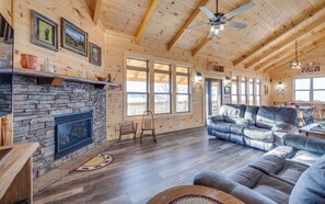 Smart TV, fireplace - The Homestead & The Shed - 2 side-by-side cabins! (Gatlinburg)