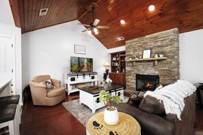 Smart TV, chimenea, videojuegos